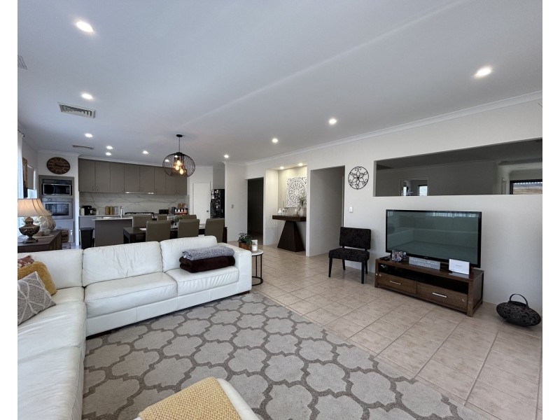 25 Bordeaux Parade, Piara Waters WA 6112