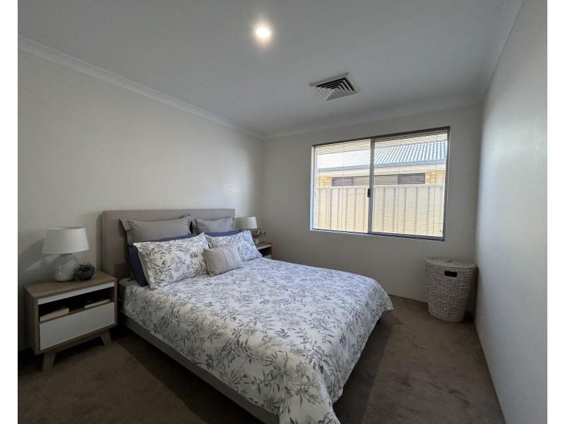 25 Bordeaux Parade, Piara Waters WA 6112