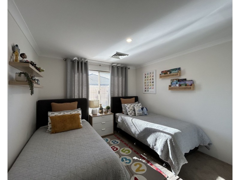 25 Bordeaux Parade, Piara Waters WA 6112