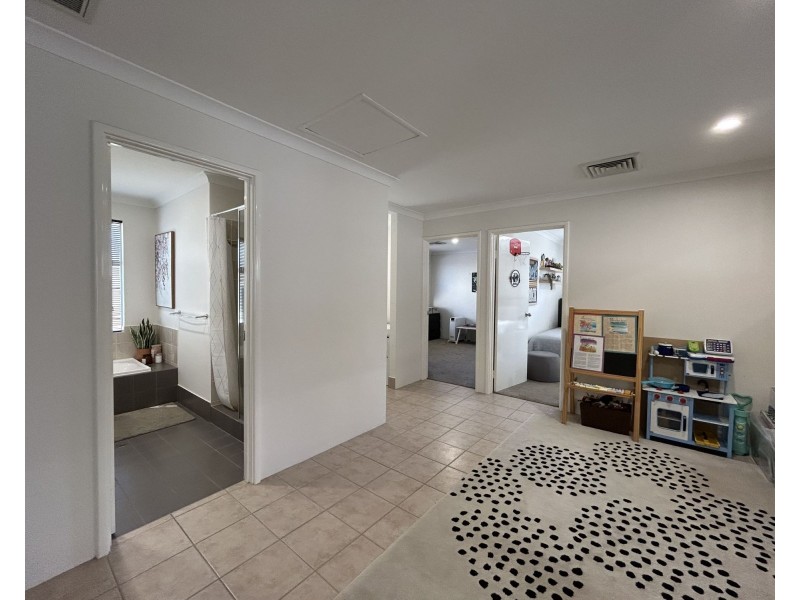 25 Bordeaux Parade, Piara Waters WA 6112