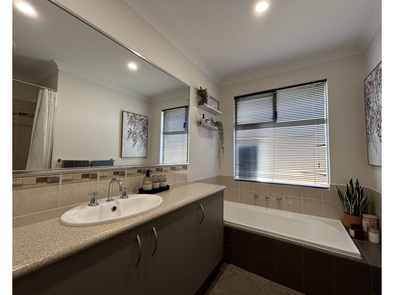 25 Bordeaux Parade, Piara Waters WA 6112