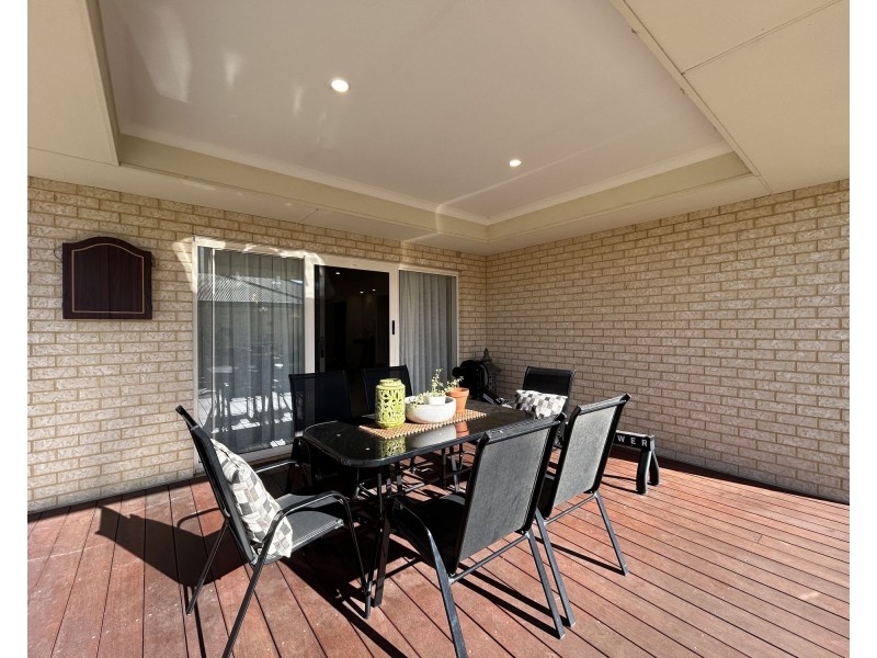 25 Bordeaux Parade, Piara Waters WA 6112