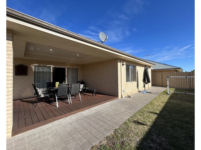 25 Bordeaux Parade, Piara Waters WA 6112