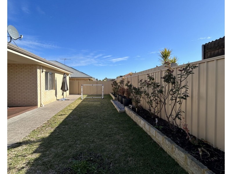 25 Bordeaux Parade, Piara Waters WA 6112