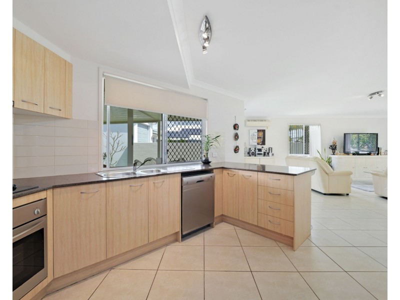 2/4 Harbourlights Way, Pelican Waters QLD 4551