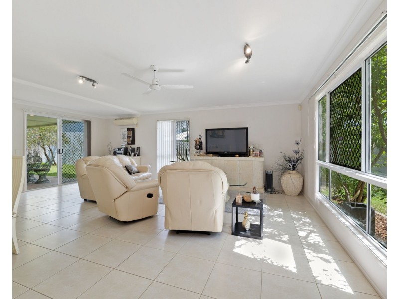 2/4 Harbourlights Way, Pelican Waters QLD 4551