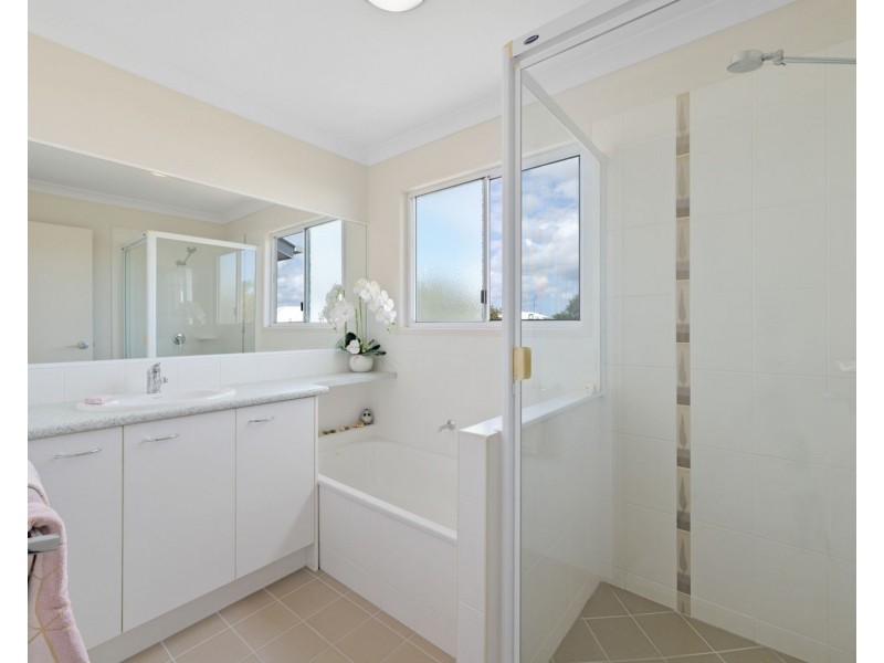 2/4 Harbourlights Way, Pelican Waters QLD 4551