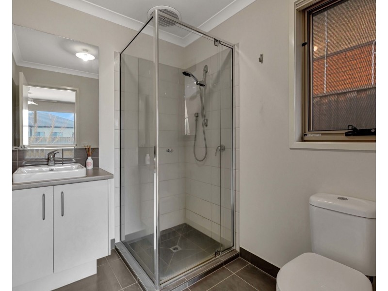 11 Latchford Drive, Mickleham VIC 3064
