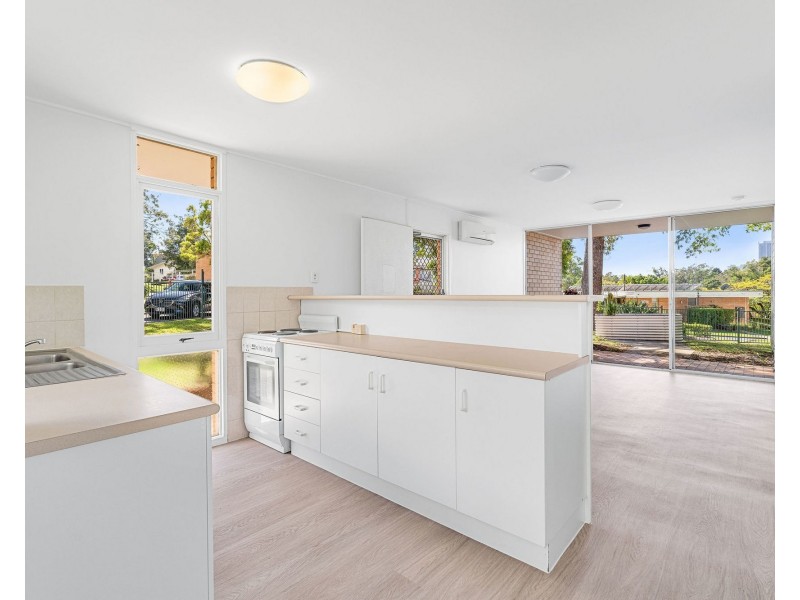 60 Ridgeway Avenue, Southport QLD 4215