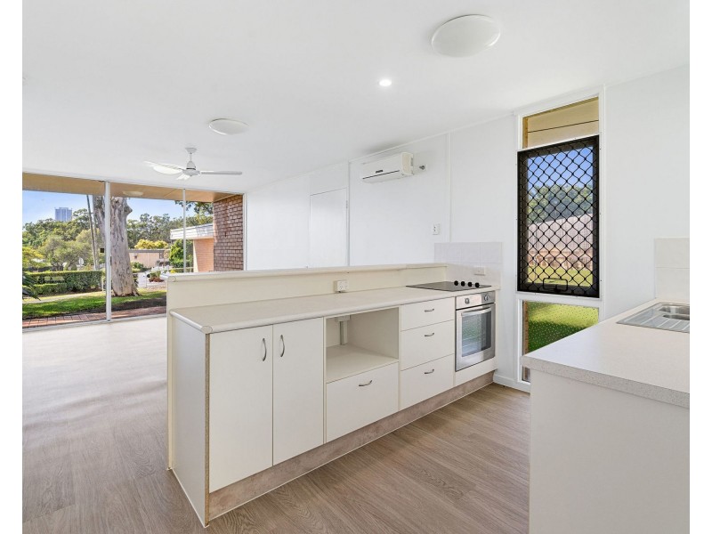 60 Ridgeway Avenue, Southport QLD 4215