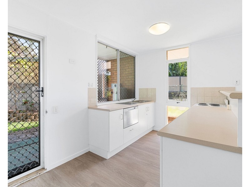 60 Ridgeway Avenue, Southport QLD 4215