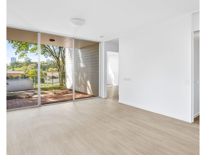 60 Ridgeway Avenue, Southport QLD 4215