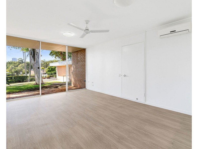 60 Ridgeway Avenue, Southport QLD 4215