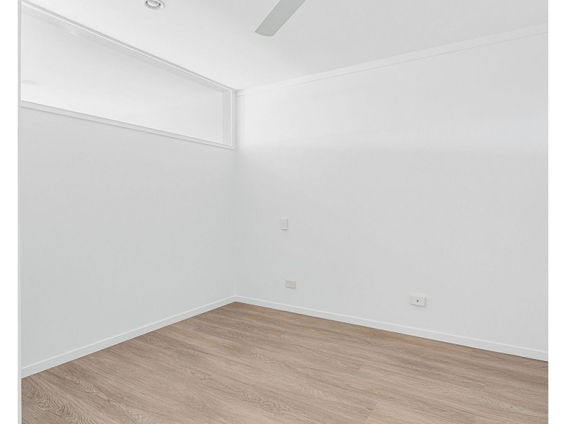 60 Ridgeway Avenue, Southport QLD 4215