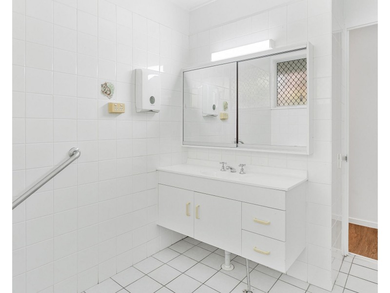 60 Ridgeway Avenue, Southport QLD 4215