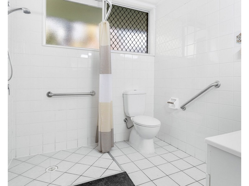 60 Ridgeway Avenue, Southport QLD 4215