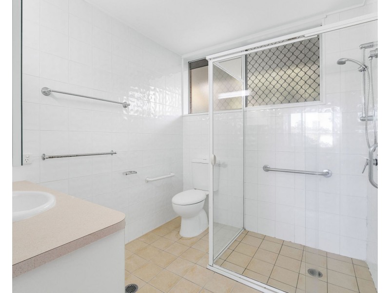 60 Ridgeway Avenue, Southport QLD 4215