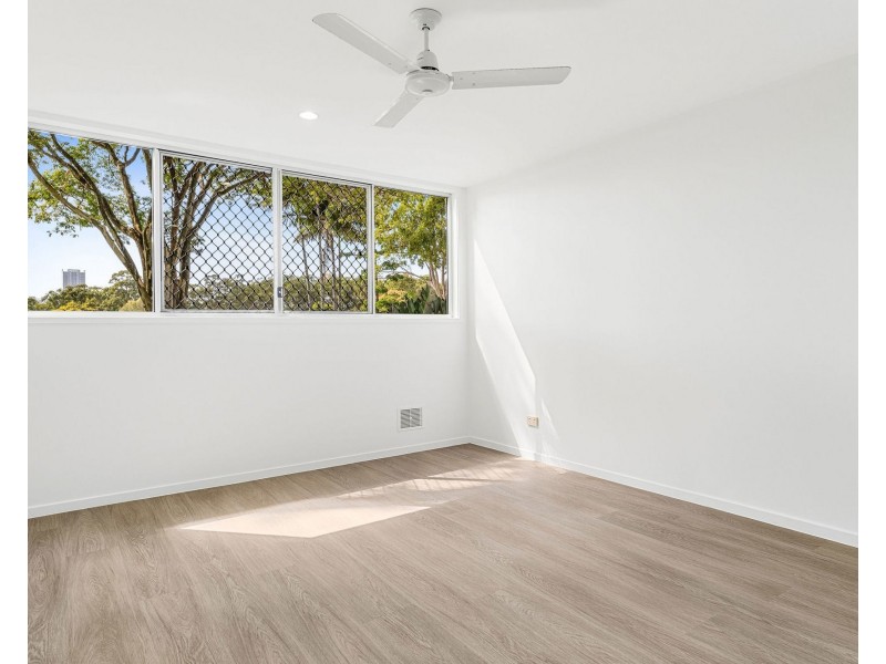 60 Ridgeway Avenue, Southport QLD 4215