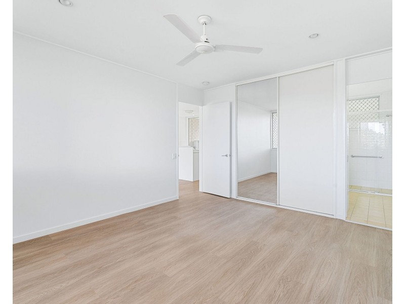 60 Ridgeway Avenue, Southport QLD 4215