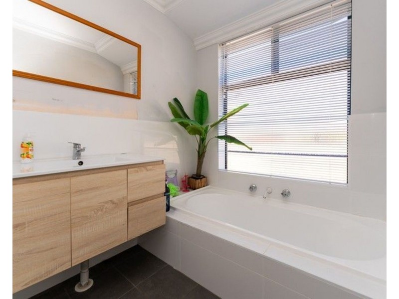 30 Waratah Circle, Halls Head WA 6210