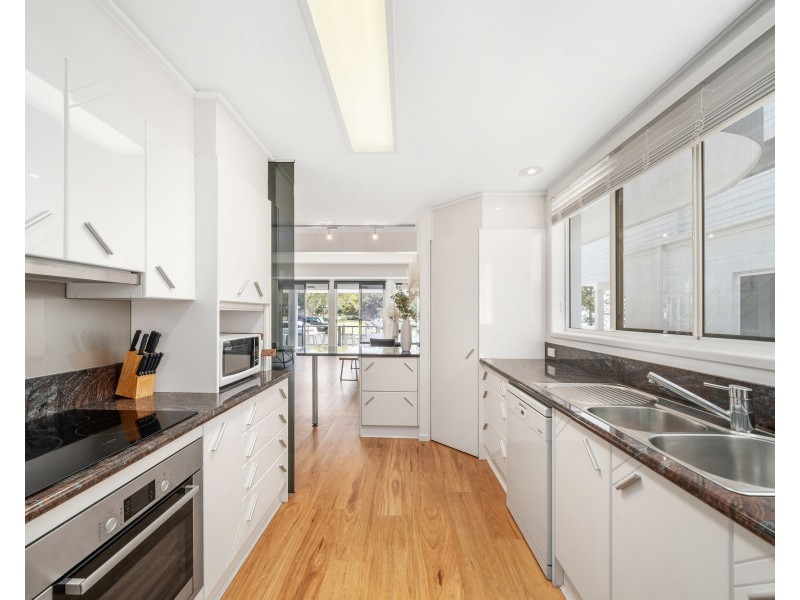 21 Kennedy Esplanade, Scarborough QLD 4020