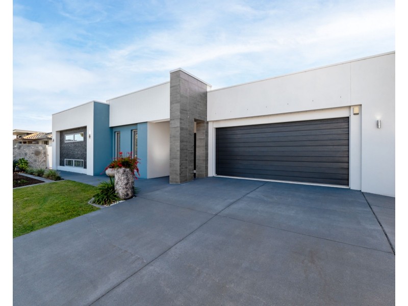 4 Bond Street, Pelican Waters QLD 4551