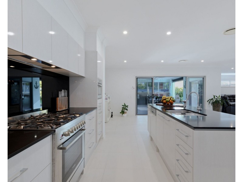 4 Bond Street, Pelican Waters QLD 4551