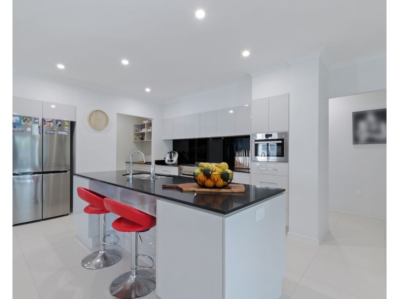 4 Bond Street, Pelican Waters QLD 4551