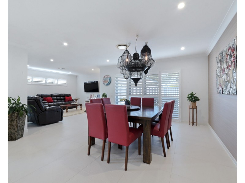 4 Bond Street, Pelican Waters QLD 4551