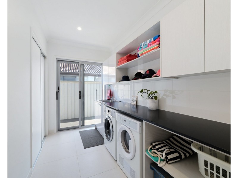 4 Bond Street, Pelican Waters QLD 4551