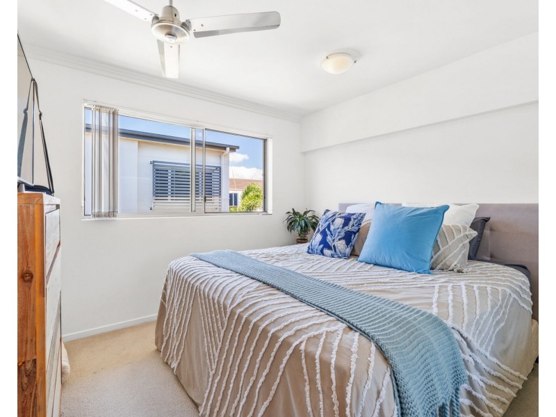 13/8 Proud Street, Labrador QLD 4215