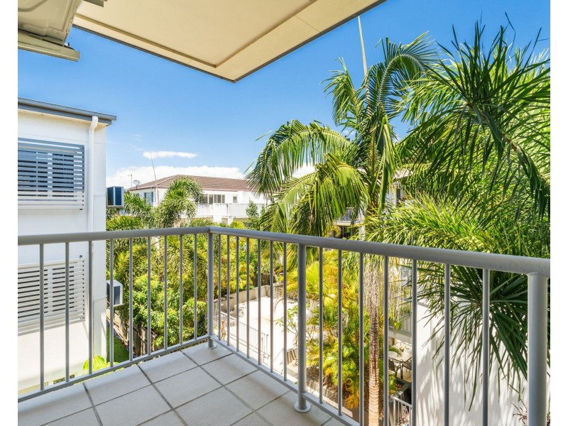 13/8 Proud Street, Labrador QLD 4215