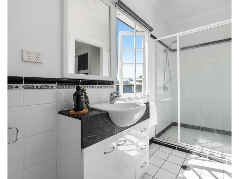 10 Grainger Street, Wynnum QLD 4178