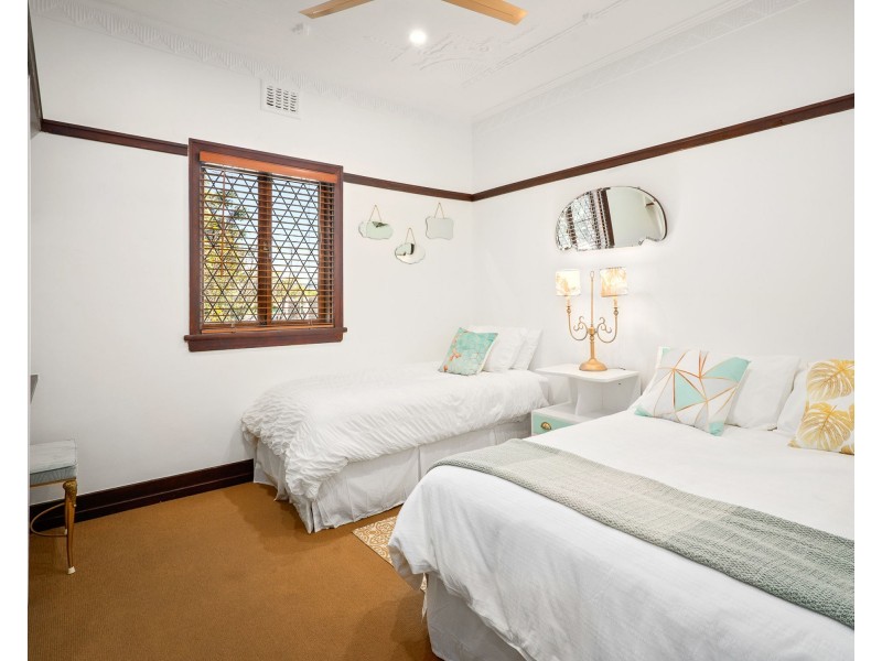 10 Cove Street, Hamilton QLD 4007