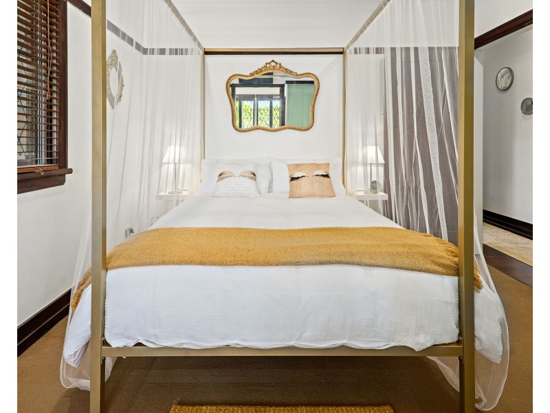 10 Cove Street, Hamilton QLD 4007