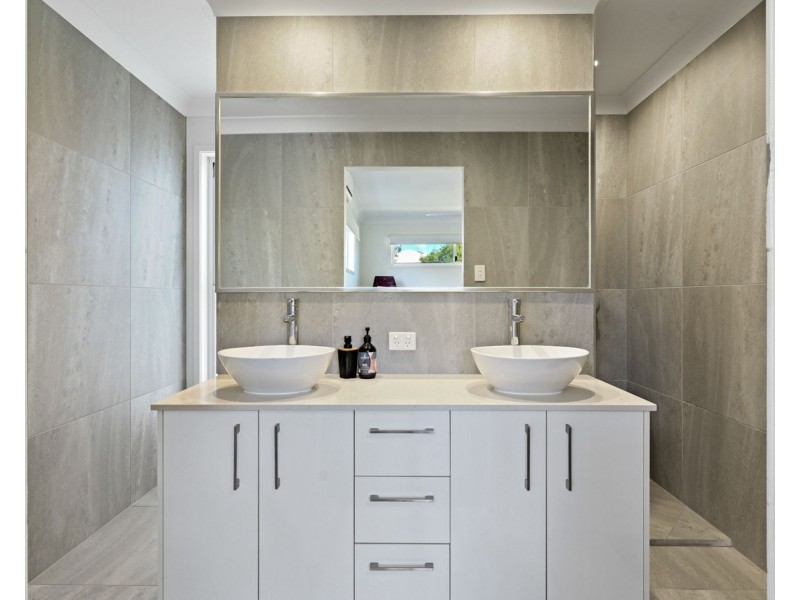 8 Macintyre Crescent, Pelican Waters QLD 4551