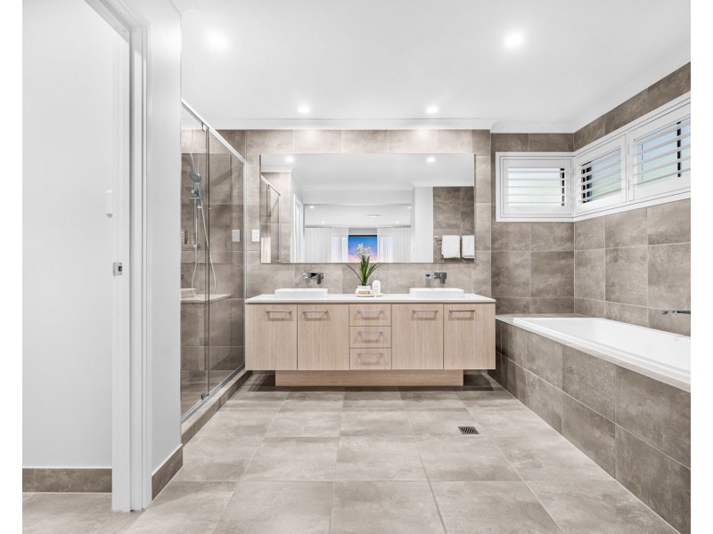54 Regent Street, Wynnum West QLD 4178