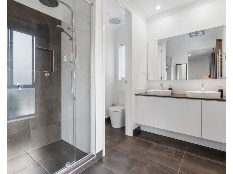 24 Harriet Lane, Oxenford QLD 4210