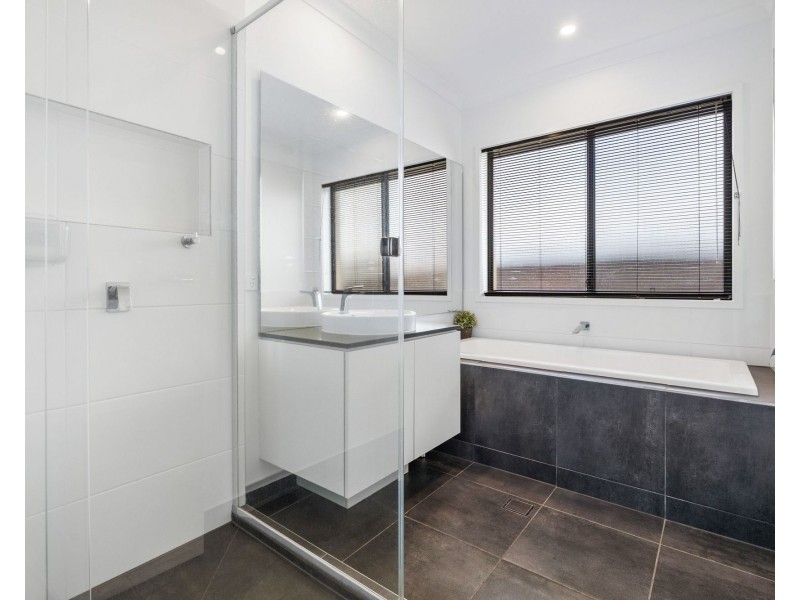 24 Harriet Lane, Oxenford QLD 4210