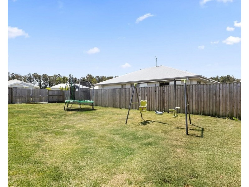 5 Perignon Cct, Beachmere QLD 4510