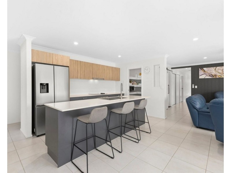 5 Perignon Cct, Beachmere QLD 4510