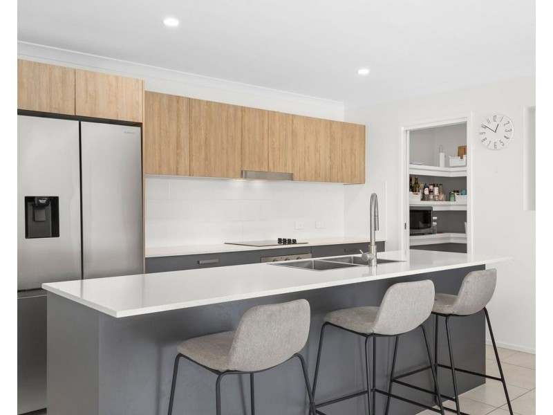 5 Perignon Cct, Beachmere QLD 4510