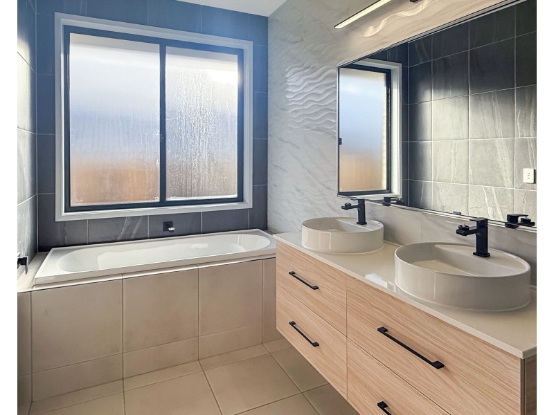 2 Alberg St, Spring Mountain QLD 4124