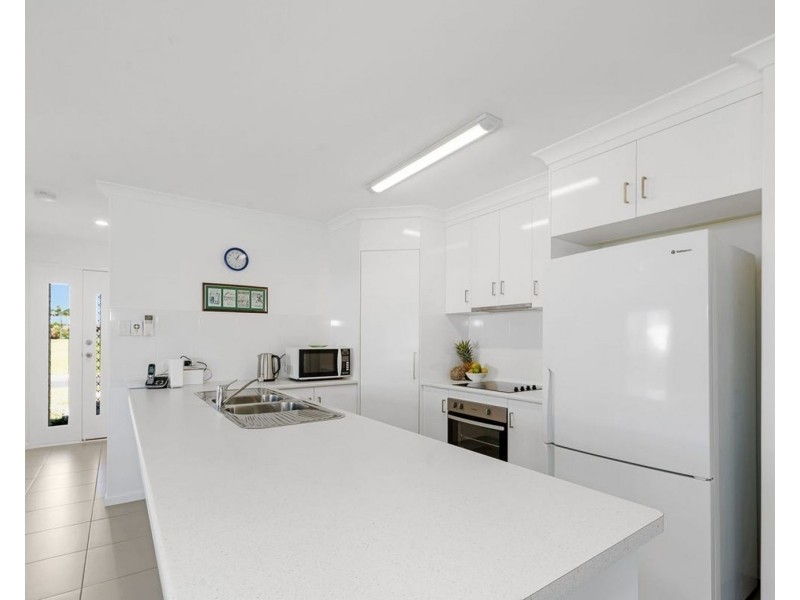 2 Toppers Drive, Coral Cove QLD 4670