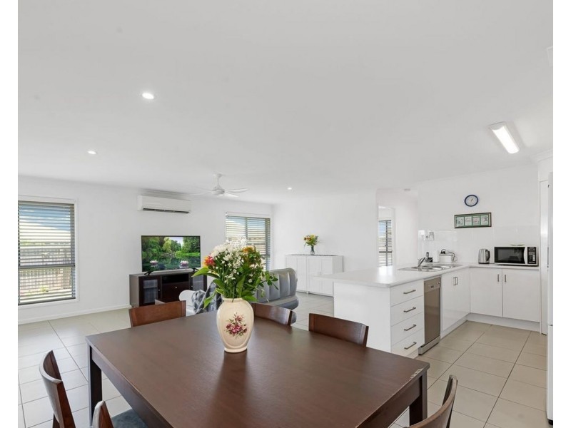2 Toppers Drive, Coral Cove QLD 4670