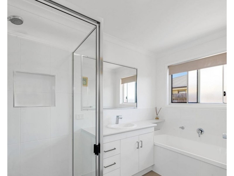 2 Toppers Drive, Coral Cove QLD 4670