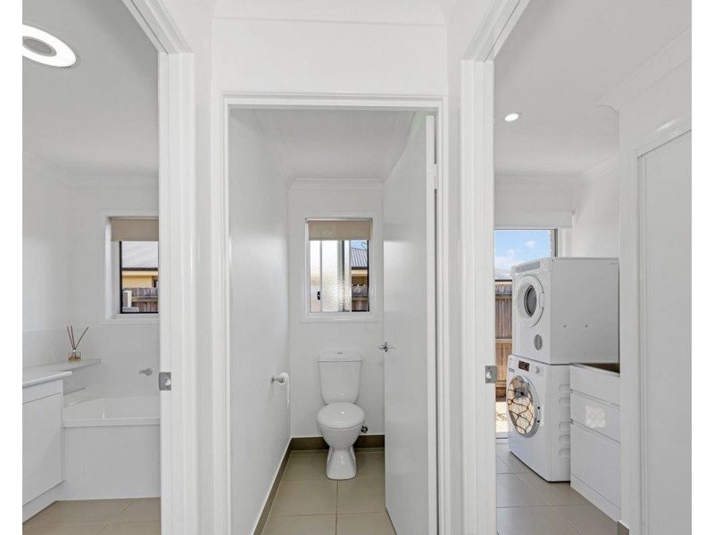2 Toppers Drive, Coral Cove QLD 4670