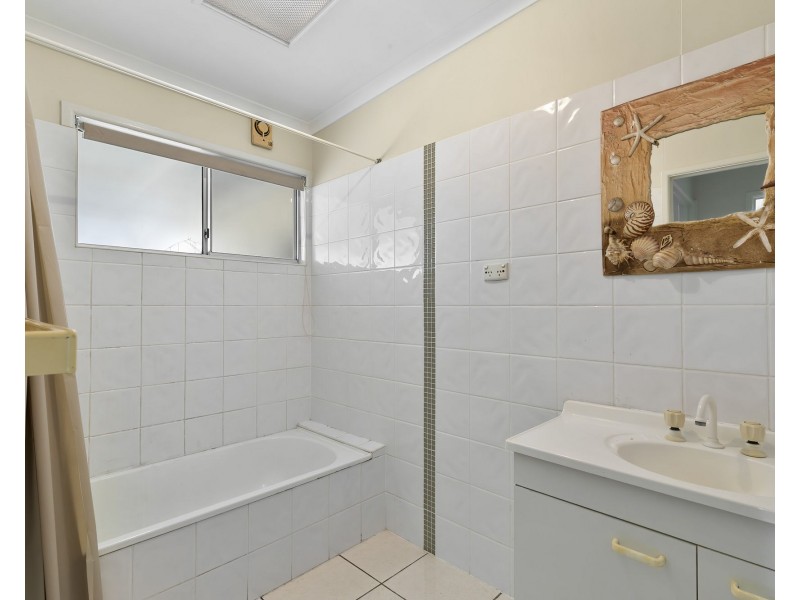 15 Dwyer Street, Beachmere QLD 4510