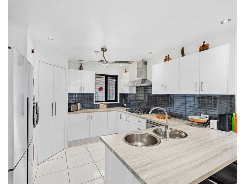 7 Irvine Street, Pacific Pines QLD 4211