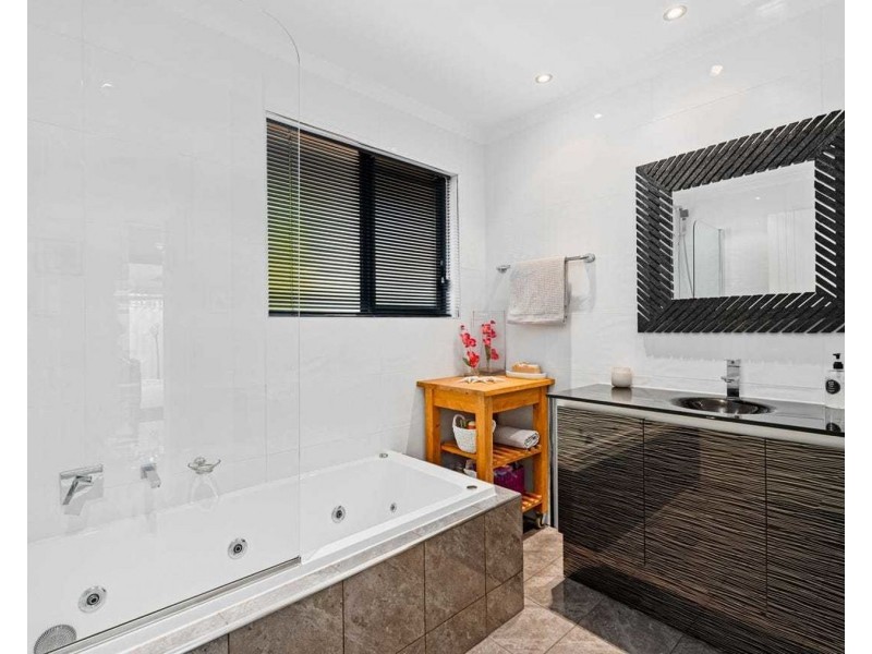 7 Irvine Street, Pacific Pines QLD 4211